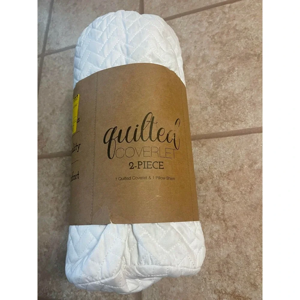 Set of 2 Home Collection Herring Twin /‎ Twin XL Quilt Set in White, (NEW)